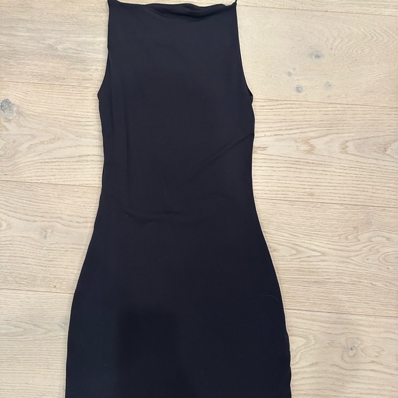 Aritzia Dresses & Skirts - Aritzia Black Sleeveless Dress